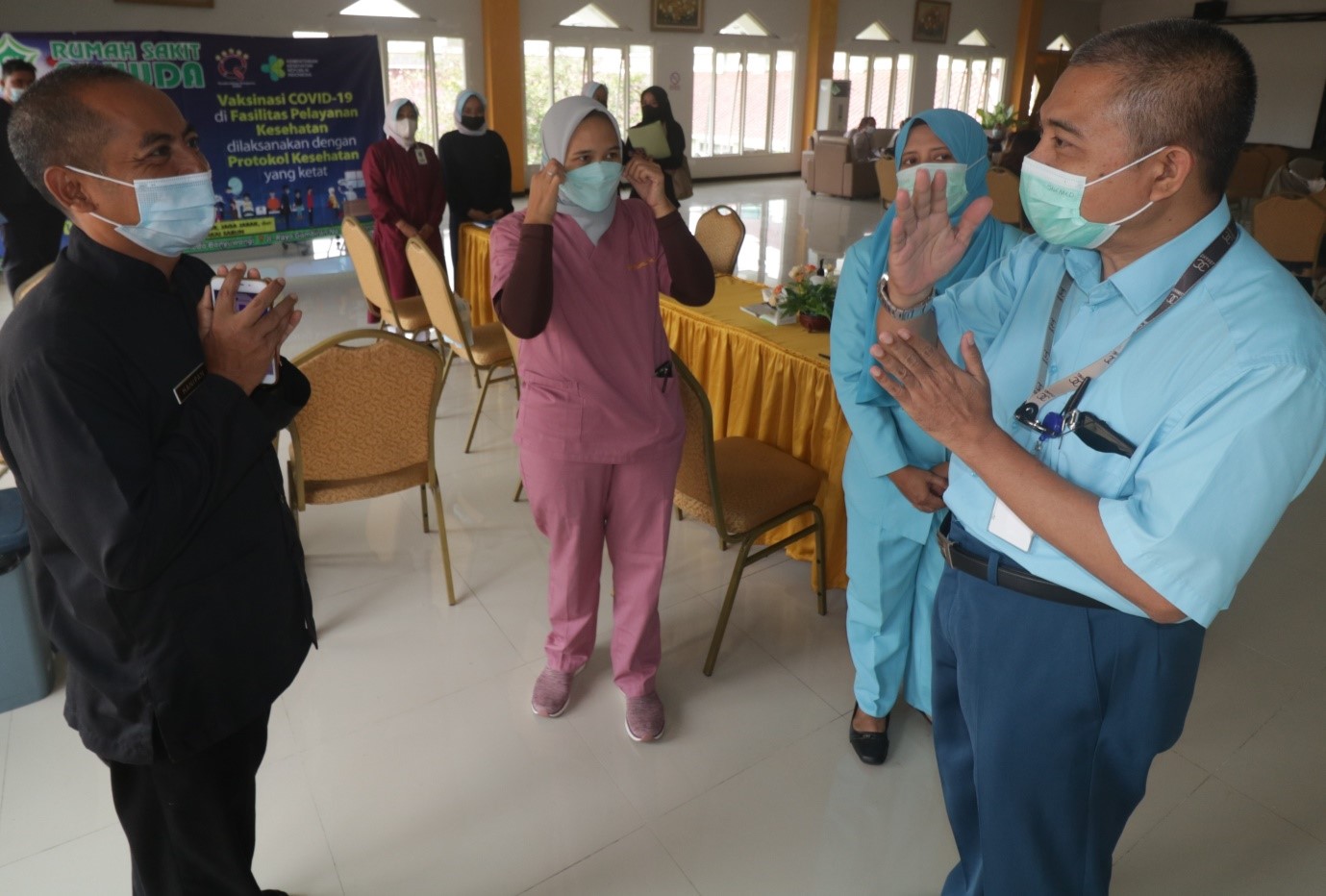 DIAPRESIASI: Kunjungan Dinas Kesehatan Pemkab Banyuwangi memberkan semangat dan apresiasi tim vaksinasi RS Al Huda.