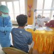 VAKSINATOR: dr. Suryadinata, Dokter Vaksinator sedang memvaksin covid-19 kepada peserta di RS AL HUDA Banyuwangi